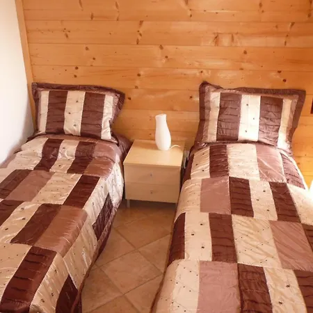 Barna Sleeps 6 Pool 플레시오